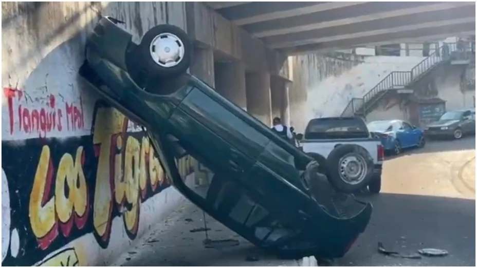 Milagro en Cuernavaca: auto con familia cae de un puente de 10 metros y ...